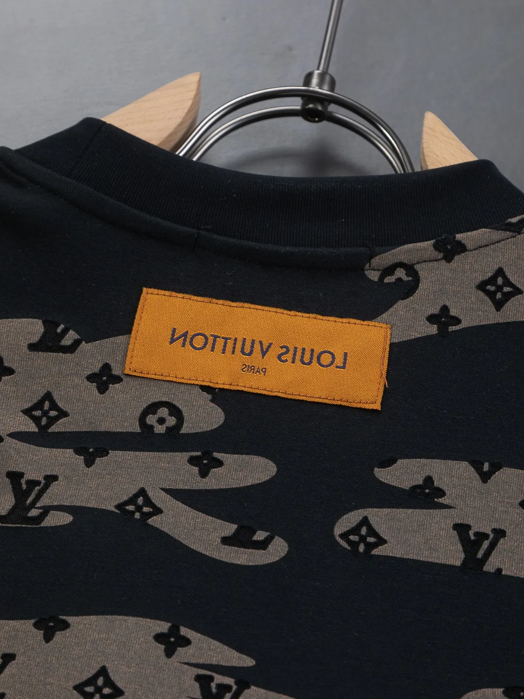 🅿️210 Louis Vuitton 1V LV micro-wide version S-XL LV 26ss new product counters are on the shelves at the same time. Multiple craftsmanship, composite fabrics, all-over cutting🔥Fire flower clouds☁️letter logo🪡 embroidery, round neck short-sleeved T-shirt, same style for men and women! Consigned to one-to-one creation. Synchronized with the official website, pure cotton fabrics at the counter! It is close to the skin and comfortable, durable and easy to wear. It has a classic and simple logo design and meticulous original craftsmanship. Short-sleeves, a must-have item for men, do not appear to be the same for the general public, but must be unique and eye-catching. This LV short-sleeve is all about quality, comfort, the same shape and fashion as always, including fabrics and cutting techniques. All of them have been made with great effort! 320 grams of washed pure cotton fabric, pure cotton is breathable, very refreshing and comfortable for daily wear. The rib knitting on the neckline is smooth and tight, and the neckline will not be skewed if you toss it at will. The loose version, you will find that it looks really good on the upper body. The overall is minimalist and neat, super versatile for daily use! Pair it casually with a pair of pants for a youthful look. A T-shirt will make your outfit crazy. It is a fashionable item that can never go wrong! Color: Black White Gray Purple Size: S-XL Size chart: S: Shoulder width 50-Bust 56-Length 70 M: Shoulder width 52-Bust 57-Length 72 L: Shoulder width 54-Bust 59-Length 74 XL: Shoulder width 56-Bust 62-Length 76